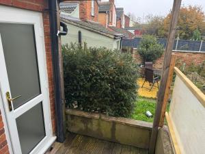 2 Bed Town Centre Nr Theatre Free Park Wi-Fi & garden