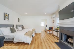 Elegant Guest unit Universal sleeps 6 hot tub