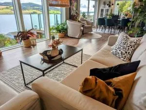 Nyoppusset hus med utsikt. - Refsnes