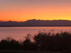 1-Bedroom Seaview Guesthouse on Seattle Luxury Estate with Views of Olympic Mountains - Edmonds