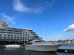 SUPERYACHT ON 5 STAR OCEAN VILLAGE MARINA, SOUTHAMPTON - minutes away from city centre and cruise terminals - free parking included - FULLY HEATED FOR WINTER! - Hythe