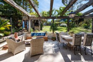 Chateau Rouge - Provincial Home Red Hill