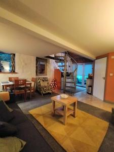 Yr Hen Efail - Quirky Old Smithy cottage near forest walks, cycling & lakes