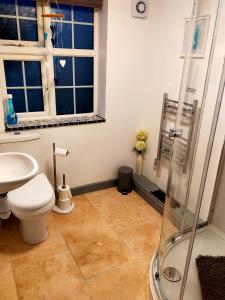 Yr Hen Efail - Quirky Old Smithy cottage near forest walks, cycling & lakes