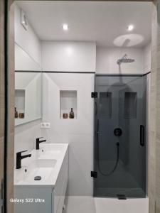 Luxury Renovated 3 Rooms Apartment