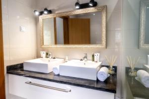 Madeira Bird House - House in the Mountains With Garden