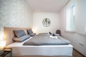 Grace Pine Apartment 3