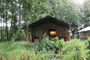 Luxe safaritent aan het water - Recreatiepark de Uilenburg - Friesland - Sneek