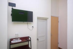 Urbanview Hotel AVA Semarang near Akademi Kepolisian Semarang by RedDoorz