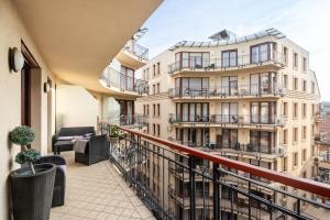 Urban Jungle Oasis King with Free Parking