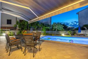 VILLA NINA MALINSKA 150m FROM THE BEACH, SWIMMING POOL