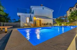 VILLA NINA MALINSKA 150m FROM THE BEACH, SWIMMING POOL - 万塔西西