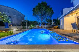 VILLA NINA MALINSKA 150m FROM THE BEACH, SWIMMING POOL