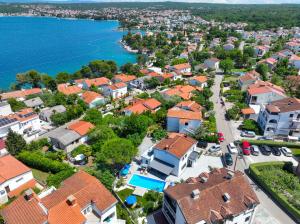 VILLA NINA MALINSKA 150m FROM THE BEACH, SWIMMING POOL