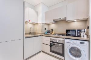 STAY BY LATINEM Luxury 1BR Holiday Home CVR B1701 near Burj Khalifa