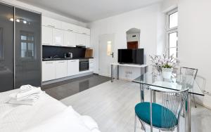 Warta River White Studio by BookingHost