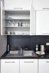 Warta River White Studio by BookingHost