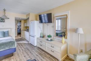 Beachfront Condo with Balcony and Pool in Myrtle Beach