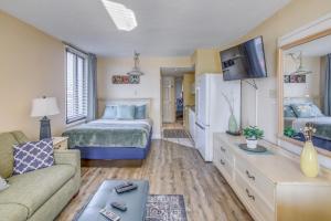 Beachfront Condo with Balcony and Pool in Myrtle Beach