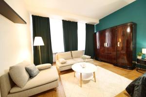 Stylish 3BD Riverfront Apartment