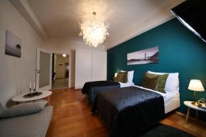 Stylish 3BD Riverfront Apartment