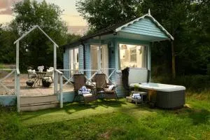 Art Studio - Connect to Nature in the Hot Tub at Cosy Studio - Farnham