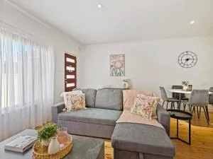 'The Grange' Coastal Charm near Henley Beach - Findon