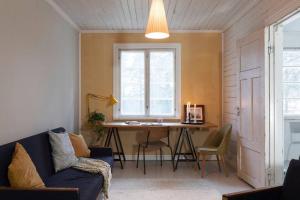 Tunnelmallinen kaksio hirsitalossa