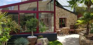 Maisons de vacances REF 212 - RIANTEC Ty Maya Gite sur propriete chaumiere avec piscine partagee : photos des chambres