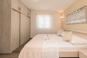 Stone vila with heated pool, near sandy beach - by Traveler tourist agency ID 2373 br 2