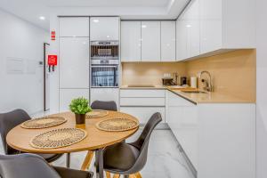 Sublime and Bright 2 BDR Apartment by LovelyStay