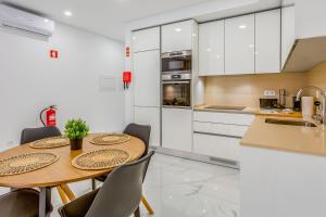 Sublime and Bright 2 BDR Apartment by LovelyStay