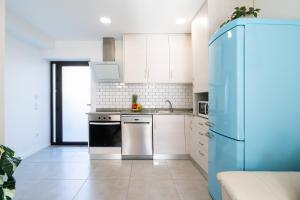 Host Wise - Elegant Colorful House w Private Terrace