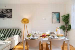 Host Wise - Elegant Colorful House w Private Terrace