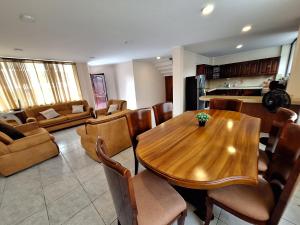 Amplio departamento con garage y cerca al Shopping