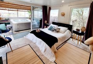 Maisons de vacances L'Oustaou du Luberon et SPA : photos des chambres