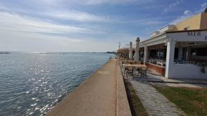 Seaside 2BR Apartment 30m from Sea & Free Parking