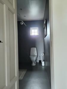 Mysigt hus i liten by nÀra havet