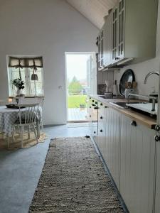 Mysigt hus i liten by nära havet