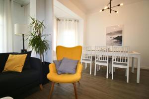 Central & Fully Equipped Apartment in Eixample Next to Metro, Sleeps 5