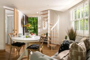 Honeycombe - Treehouse in the Heart of Dorset