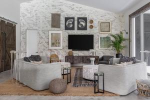 ✰ Time 4 U Estate: Hot tub, Pool, Tennis Court, Ping Pong Fire Pit & More!