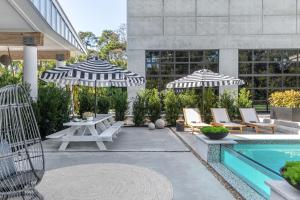 ✰ Time 4 U Estate: Hot tub, Pool, Tennis Court, Ping Pong Fire Pit & More!