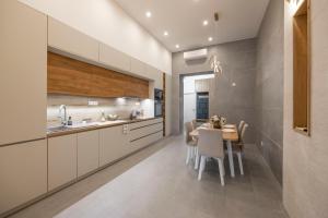 Luxurious & Spacious Central Residence with Balcony