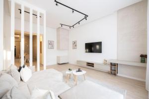 Luxurious & Spacious Central Residence with Balcony