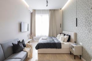 Luxurious & Spacious Central Residence with Balcony