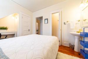 Manitou Springs White Yarrow Inn House