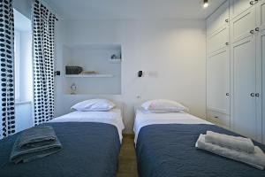 Apartments by the sea Postira, Brac - 22030