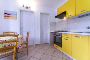 Apartments with parking space Baska, Krk - 22048