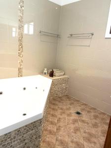 Hannahs Place in the heart of Lovedale, Hunter Valley wine country, Free bottle of wine with each booking